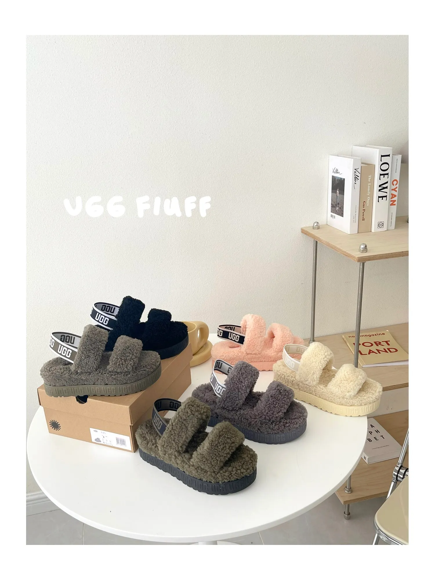 💰440 UGG sheepskin all-in-one snow boots 0876 new autumn and winter style Zhou Dongyu's same style furry slippers Product name: Ovlafita, Longfeng Teddy fur muffin bottom slippers, new at the counter simultaneously It is an upgraded version of the classic oh yeah sandals, the corrugated sheepskin material is used to make it more fashionable and cool, the heel strap is the highlight of the entire design, the muffin bottom visually increases, good news for small sisters, large quantities in stock Code number: 35-41 Color: white, gray, black, pink, army green, maroon